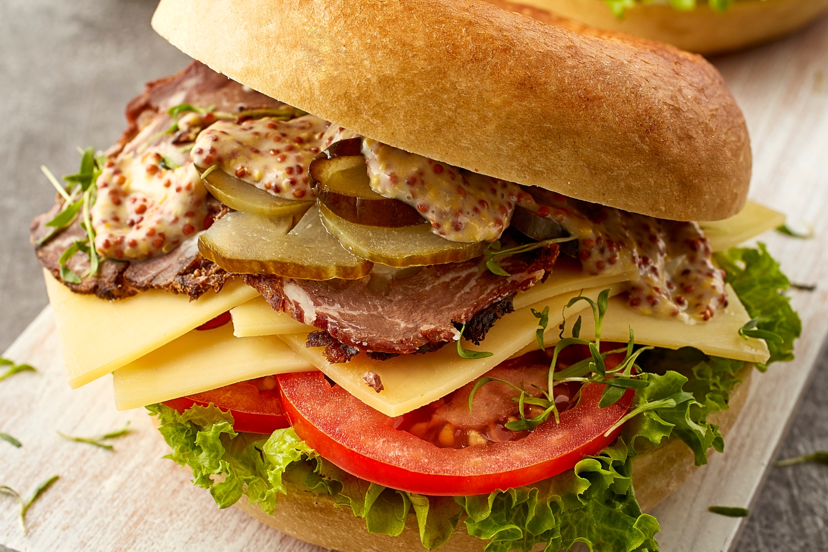 Frühstücks-Bagel mit Roast Beef & Käse