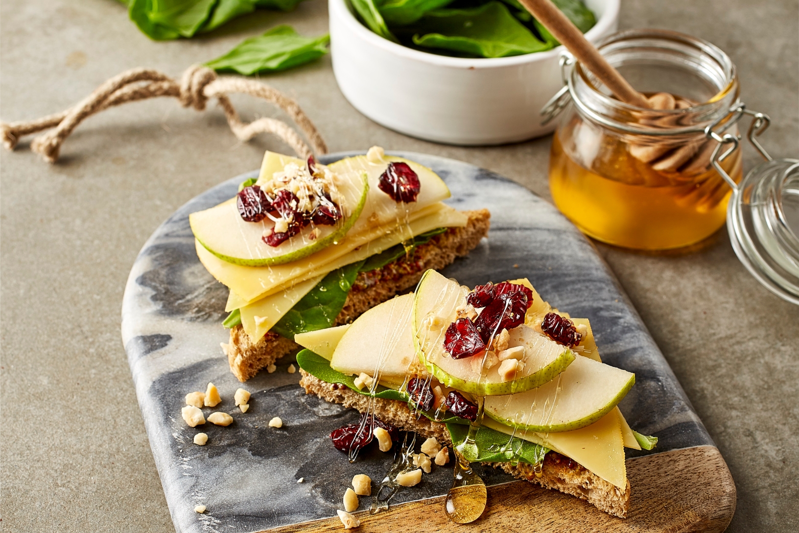 Pear, gouda, hazelnut & spinach toasties