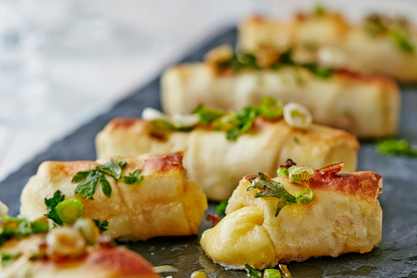 Gouda et rouleaux de fromage hollandais chaud rouge