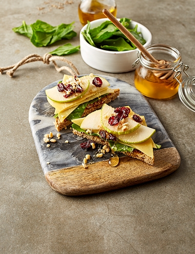 Pear, gouda, hazelnut & spinach toasties