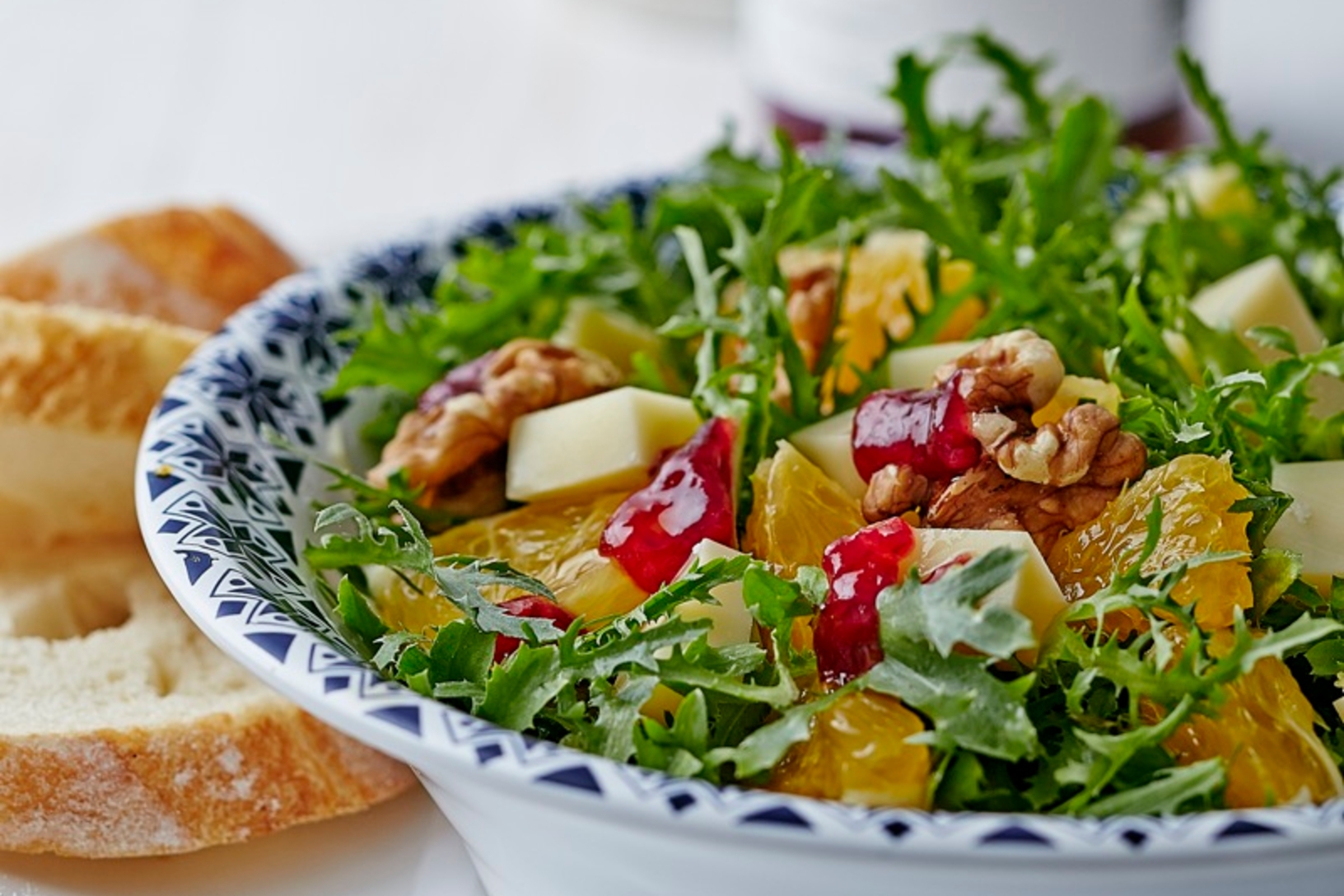 Salade avec vinaigrette à la confiture de fraises et fromage edam