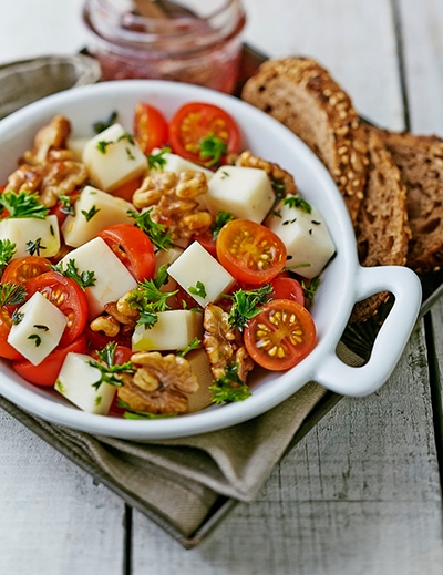 Salad with chevrette, cherry tomatoes and walnuts