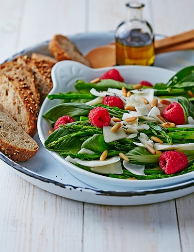 Raspberry goat cheese salad