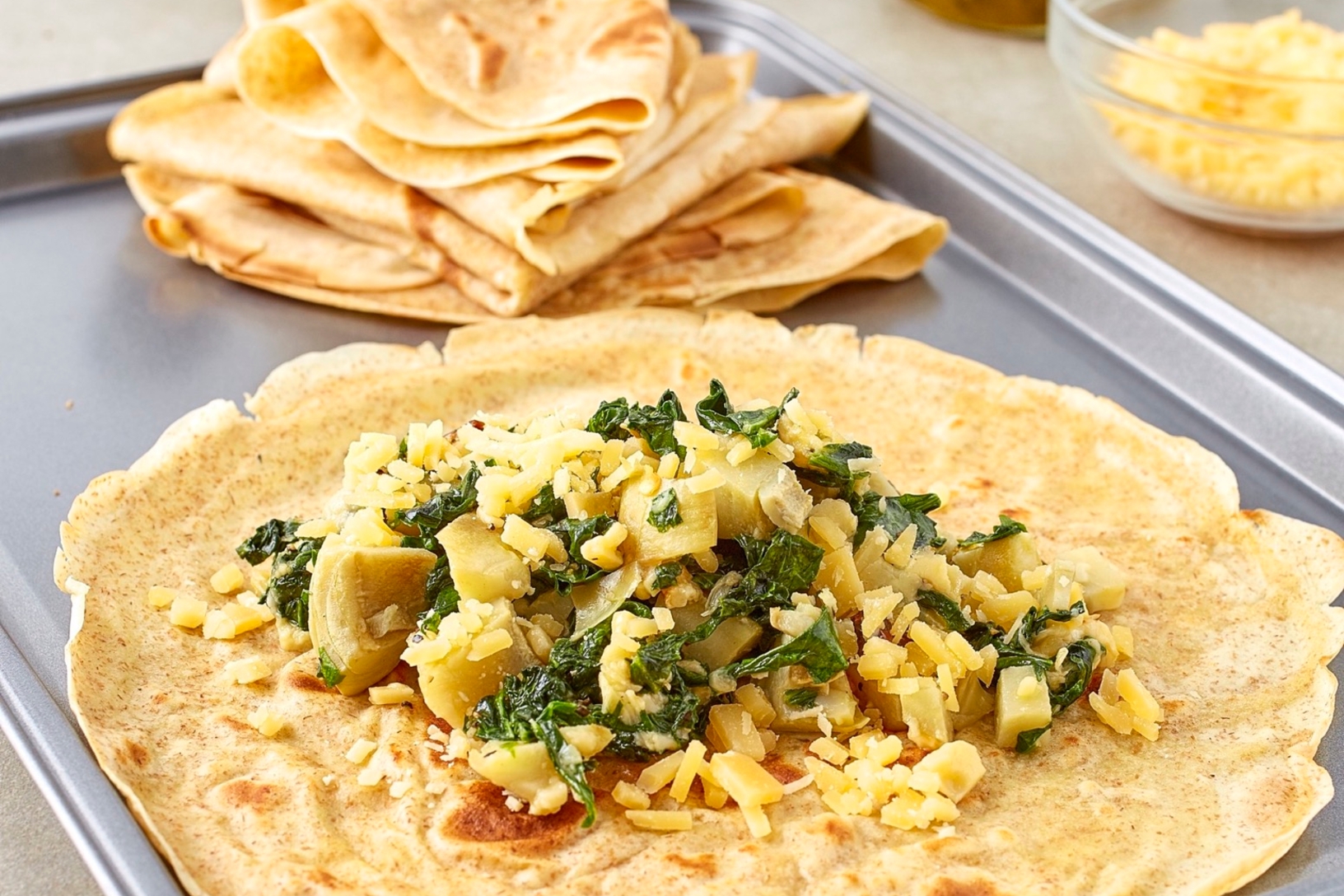 Crêpes aux épinards, artichauts et gouda, sauce douce au miel