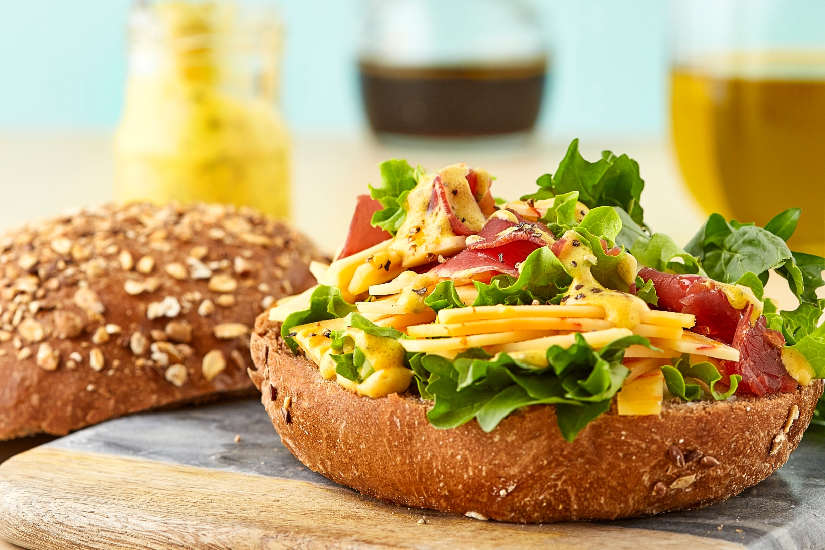 Sándwich de ensalada de bastermá y queso