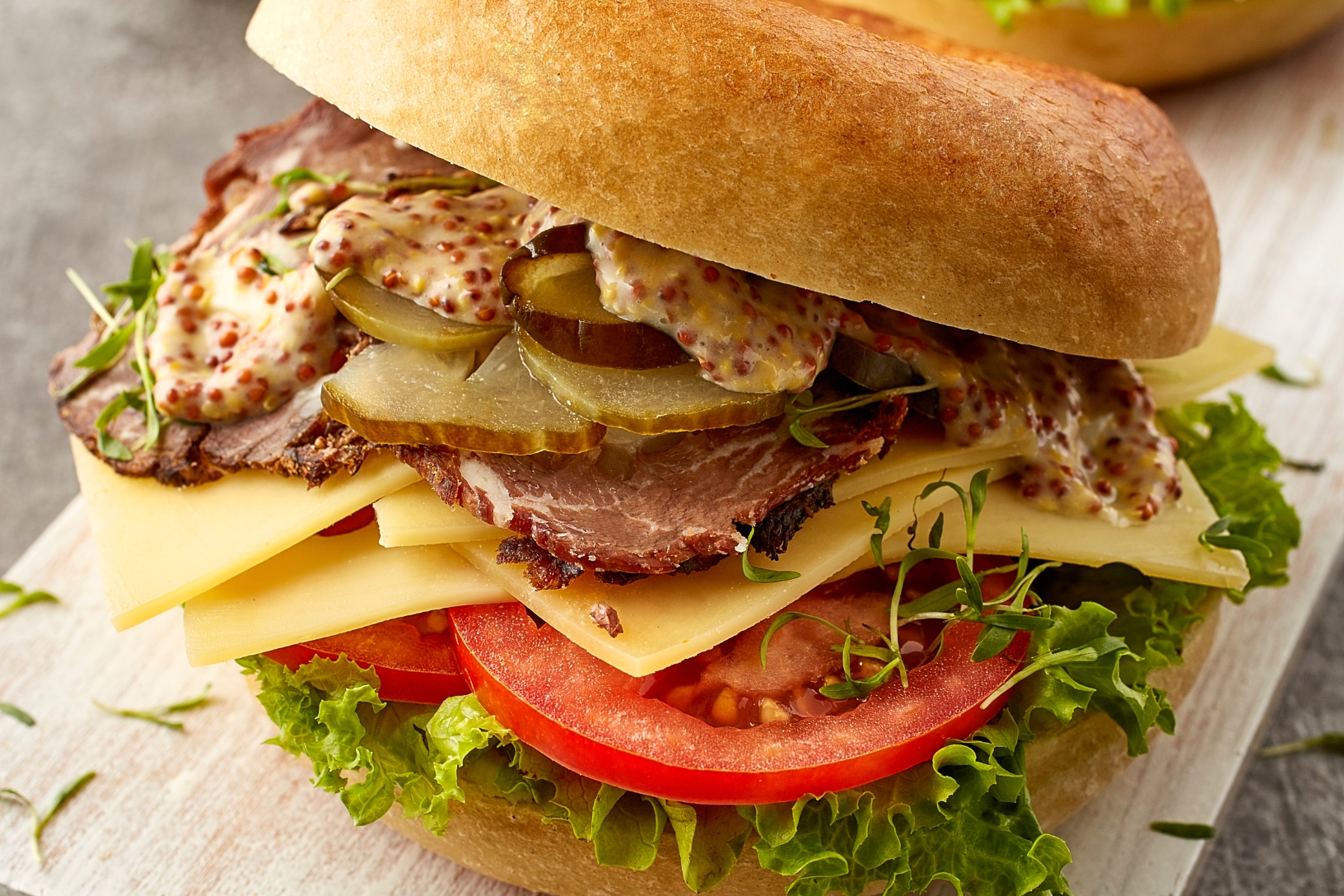 Bagel matutino con roast beef y queso
