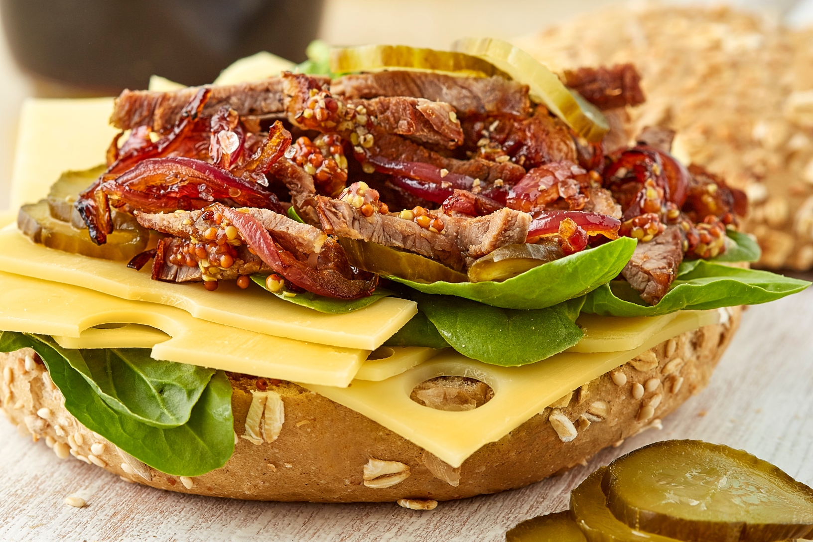 Bocadillo de filete con cebolla caramelizada y queso