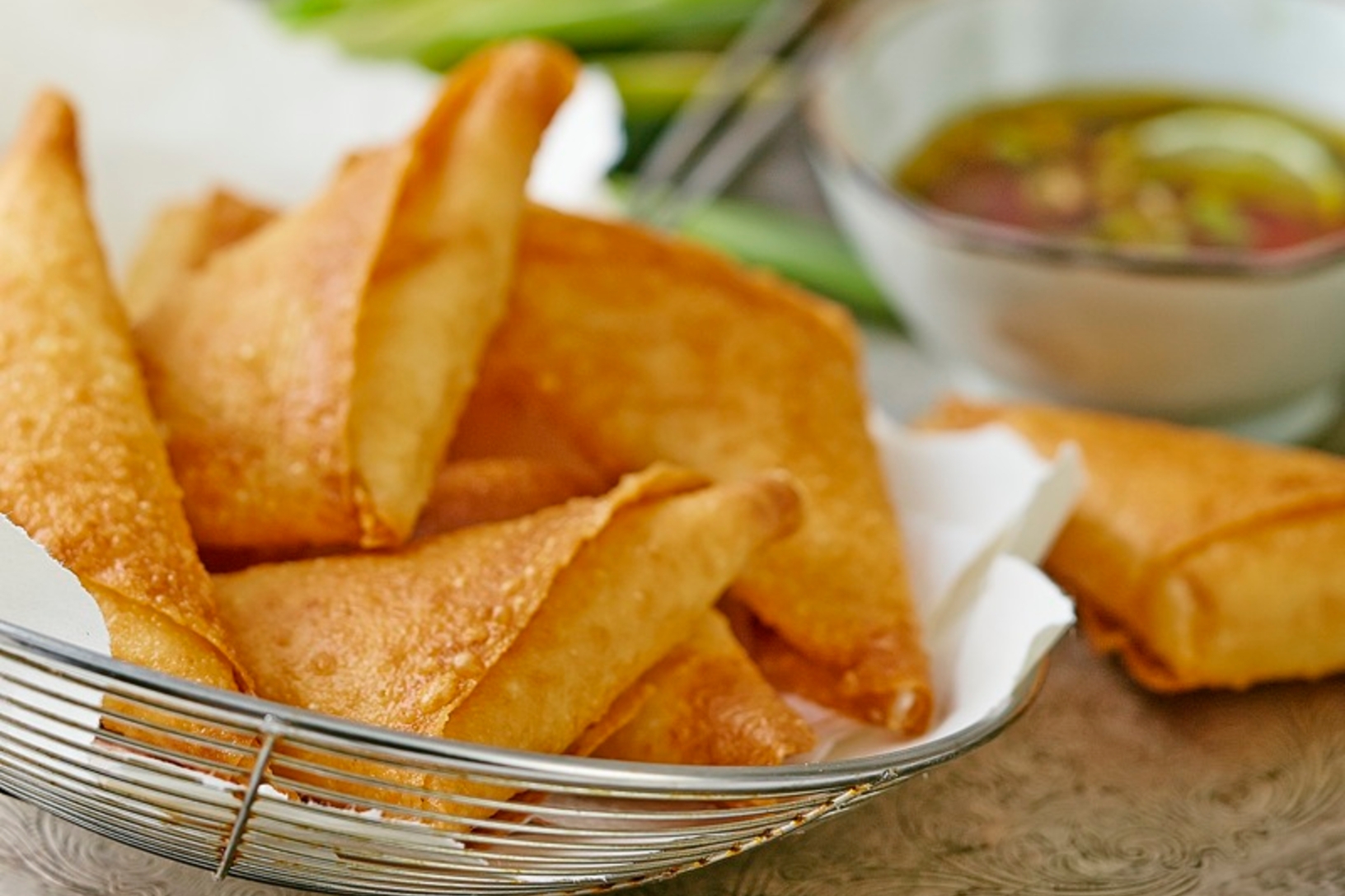Sambousak con hierbas y queso