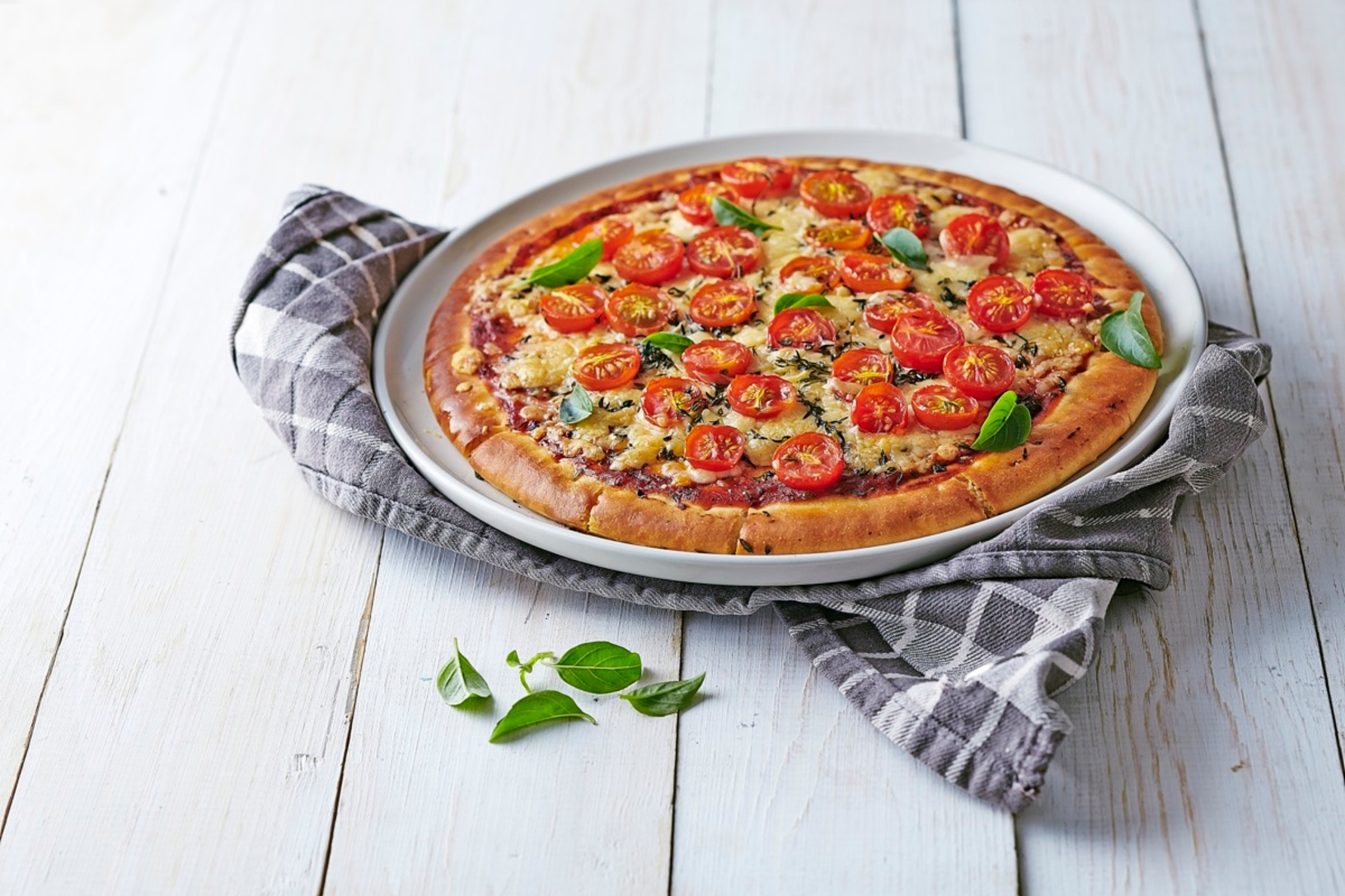 Pizza with charred cherry tomatoes and gouda